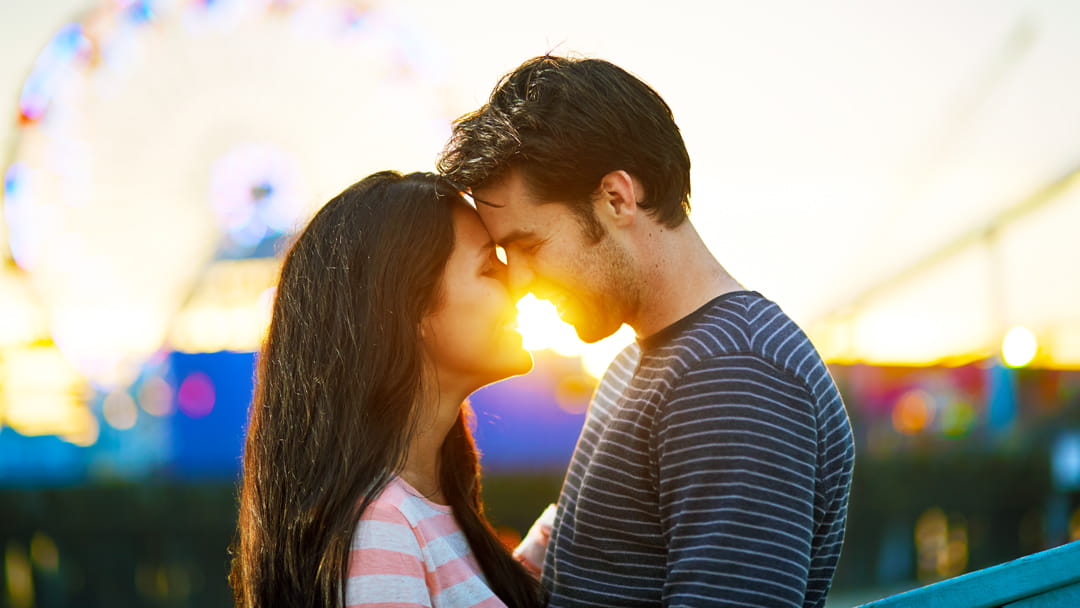 Casal apaixonado em um pôr do sol